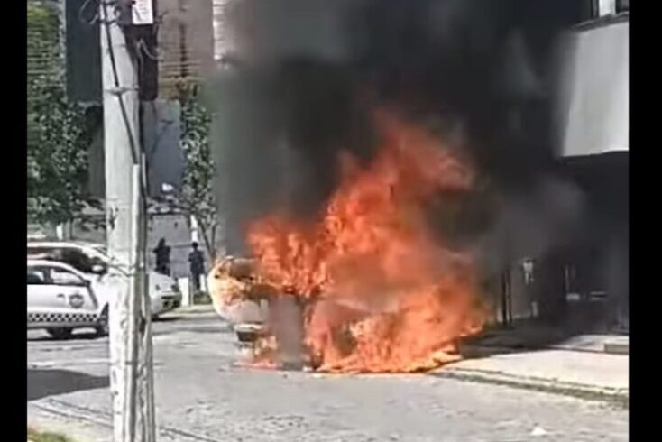 Após colisão, carro pega fogo e assusta friburguenses no Centro de Nova Friburgo nesta quinta, 25, pela manhã