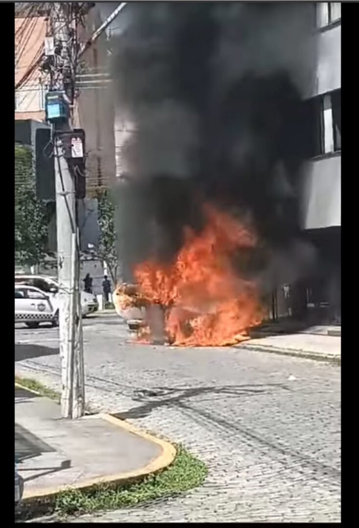 Após colisão, carro pega fogo e assusta friburguenses no Centro de Nova Friburgo nesta quinta, 25, pela manhã