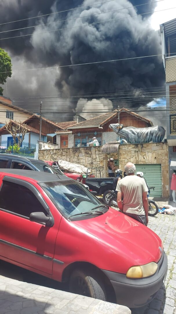 Nova Friburgo: incêndio de grande proporção atinge depósito de fantasias na rua São Roque, Olaria