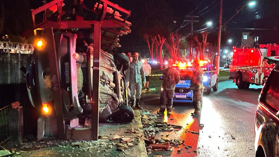 Carro perde o controle, invade e destrói ponto de ônibus em Nova Friburgo