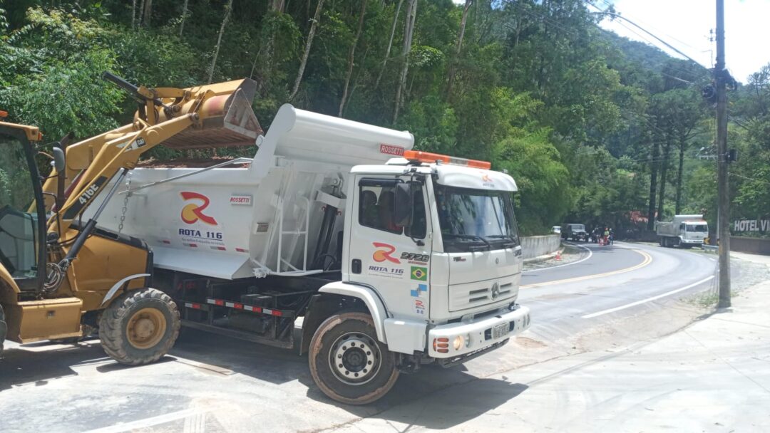Fluxo em trecho da RJ-116 segue em sistema de pare e siga na tarde de hoje 