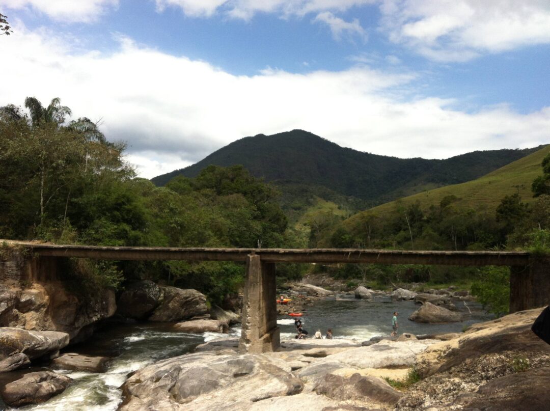 Ponte dos Alemães, que dá acesso ao Encontro dos Rios, em Lumiar, está condenada pela Defesa Civil