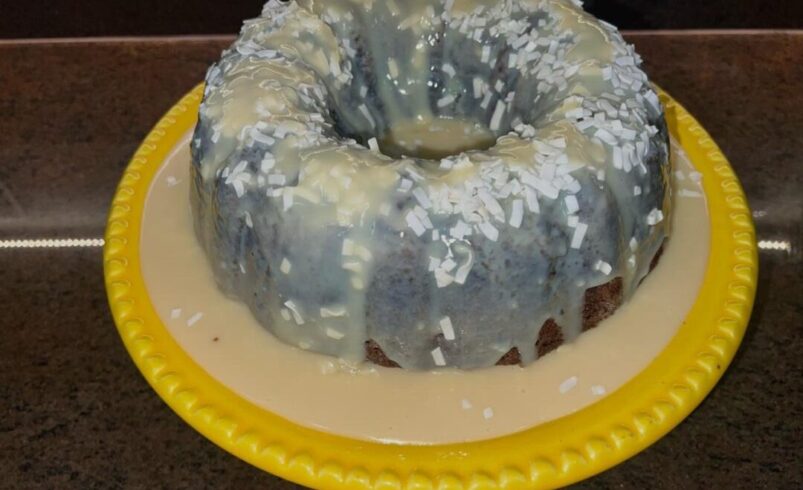 Bolo de chocolate com ganache de chocolate branco