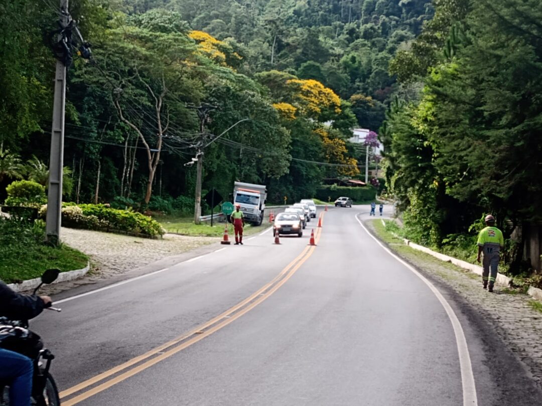 Atenção motoristas: sistema de Pare e Siga no quilômetro 75, em Mury, Nova Friburgo, continua nesta quarta-feira, 28