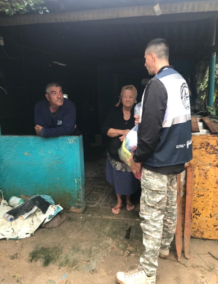 Moradores atingidos pela chuva na área rural de Nova Friburgo recebem kits de limpeza