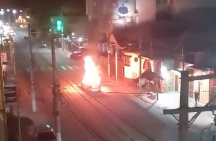 Veículo pega fogo e trânsito fica interditado em avenida de Nova Friburgo