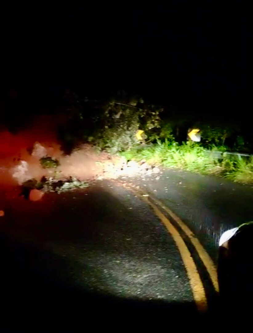 Atenção, motoristas: Deslizamento de terra interdita trecho da RJ-142, a Estrada Serramar