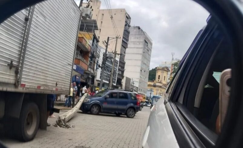 Trapalhada coletiva no Centro de Nova Friburgo: ônibus e caminhão batem em postes da Avenida Alberto Braune