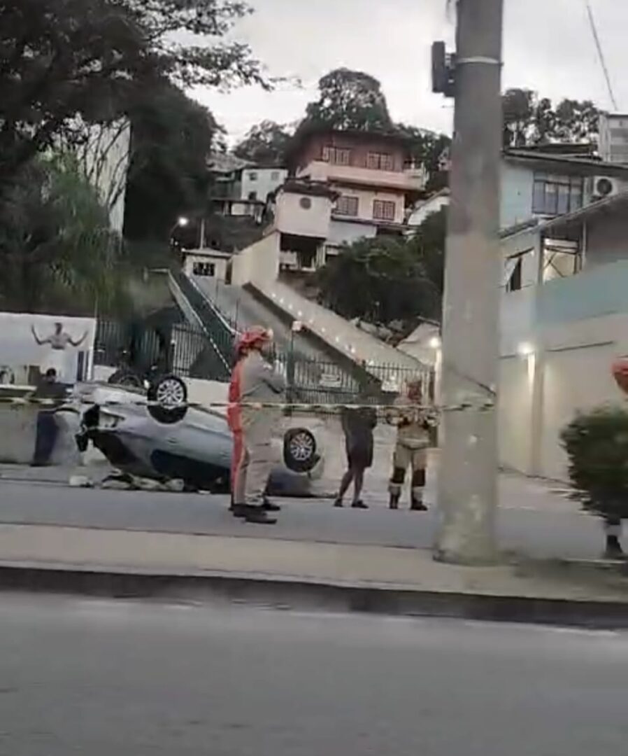 Acidente entre moto e carro na madrugada deste sábado, 02, deixa uma pessoa gravemente ferida na Avenida Conselheiro Julius Arp, Centro de Nova  Friburgo