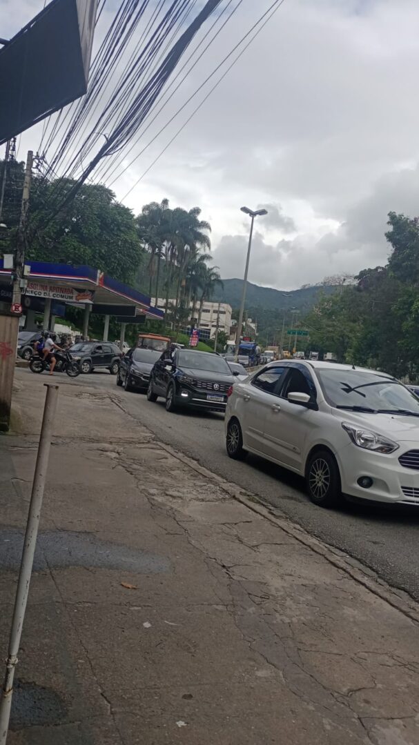 Caminhão quebra e trânsito fica engarrafado em Nova Friburgo
