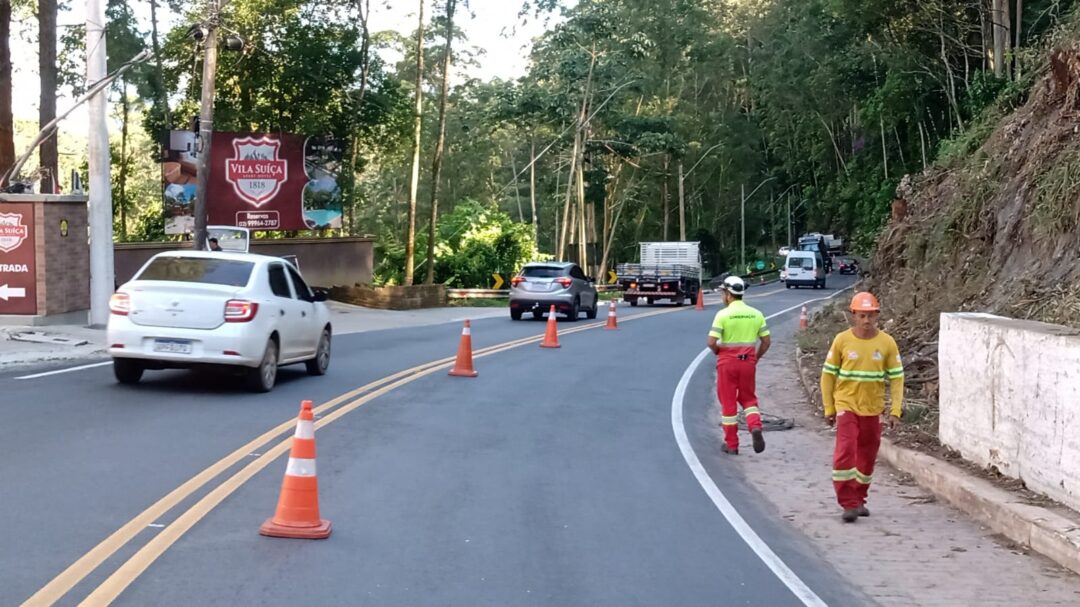 Sistema de pare e siga continua na RJ 116, em Nova Friburgo, nesta terça, 12