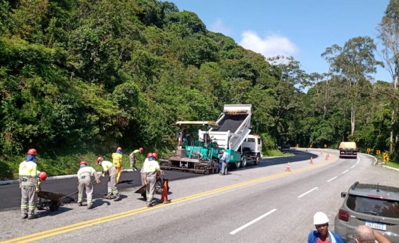 Trecho da RJ 116 na Serra dos Três Picos, em Cachoeiras de Macacu, opera em sistema pare e siga nesta terça-feira, 19