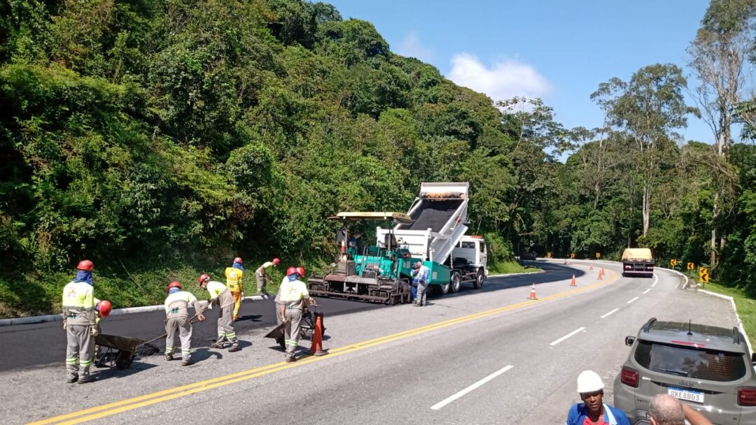 Trecho da RJ 116 na Serra dos Três Picos, em Cachoeiras de Macacu, opera em sistema pare e siga nesta terça-feira, 19