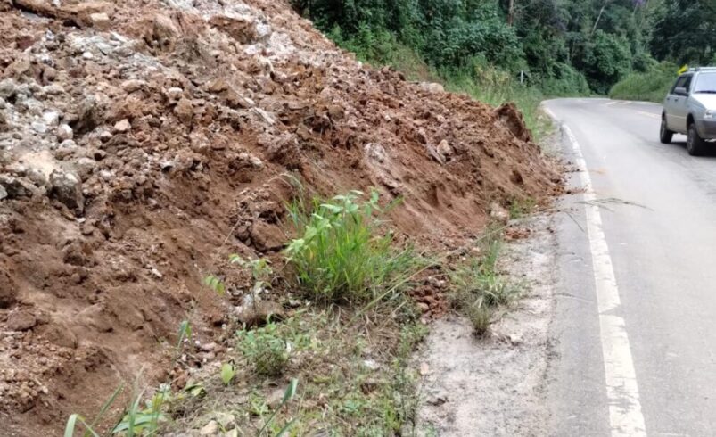 Deslizamento de terra na RJ-150 deixa moradores de Nova Friburgo em alerta