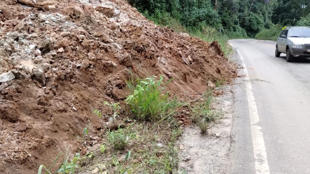 Deslizamento de terra na RJ-150 deixa moradores de Nova Friburgo em alerta