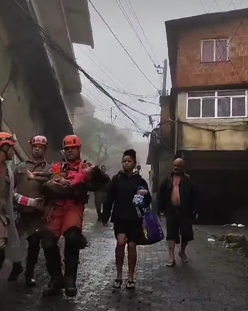 Com a ajuda de cães, bombeiros resgatam criança com vida após 4 horas soterrada em meio a escombros em Petrópolis