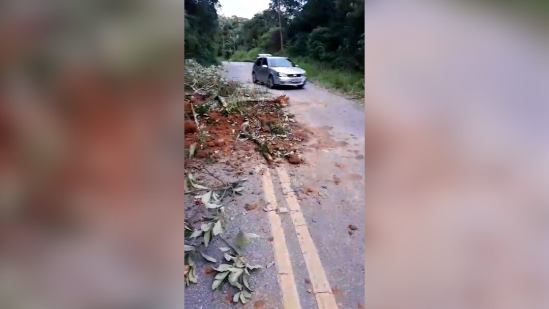 Queda de barreira deixa o trânsito em meia pista na altura de Lumiar, em Nova Friburgo, neste domigo, 14