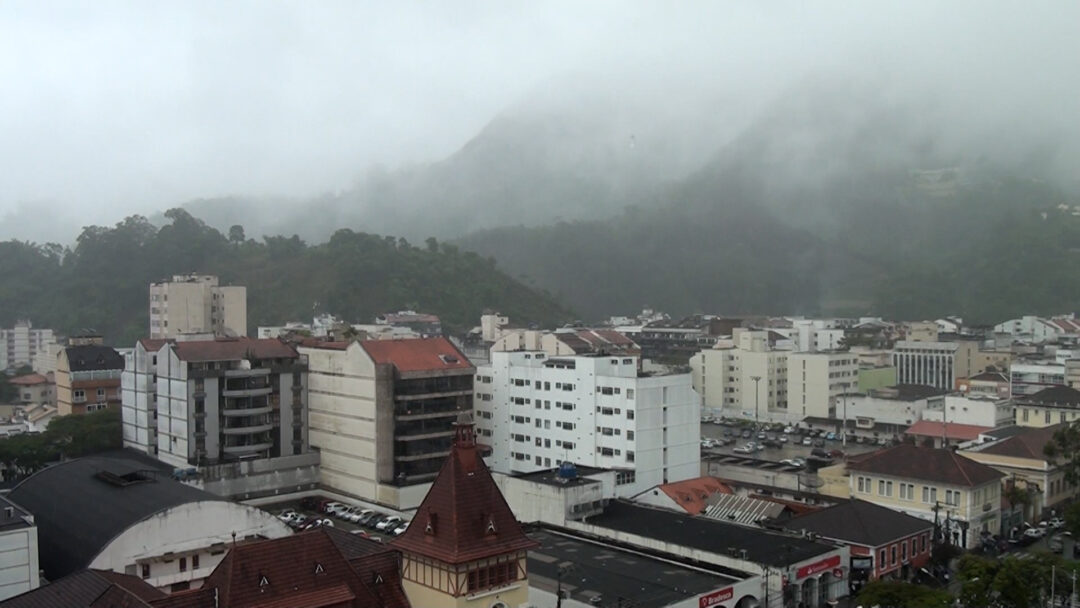 Frente fria: Nova Friburgo amanhece com menos de 7 graus, céu encoberto e chuva fina