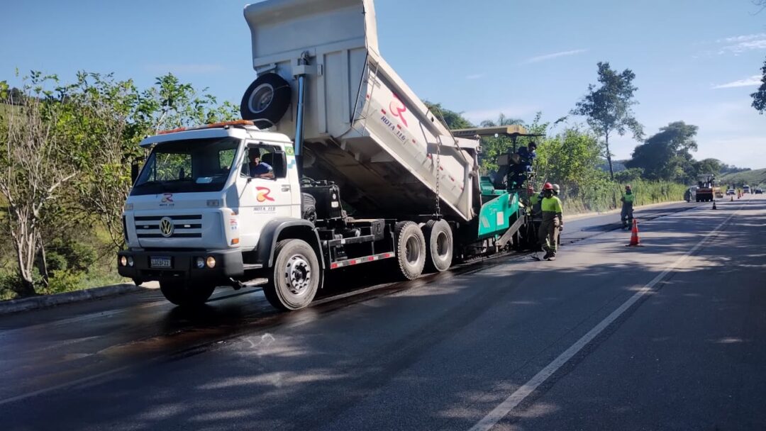 RJ-116 está em sistema de  pare e siga em Cordeiro para pavimentação