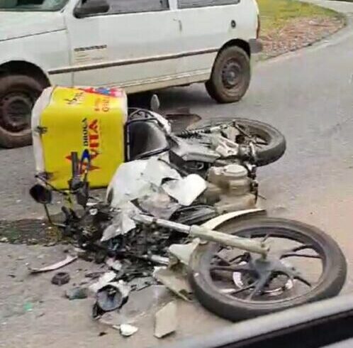 Moto fica destruída após colisão com ônibus em Conselheiro Paulino