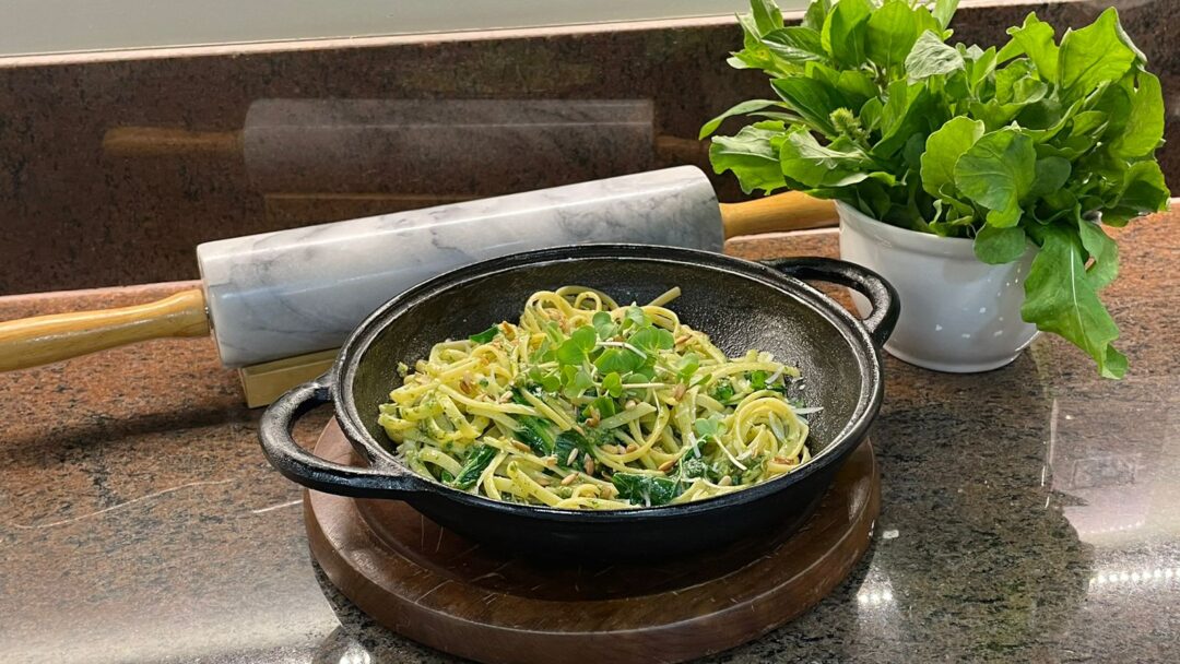 Receita do dia: Linguini com Molho Pesto de Rúcula