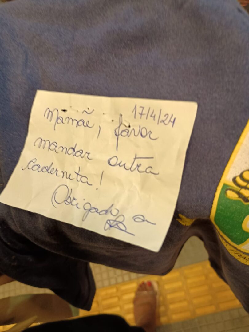 ‘Dá um nó na garganta’; diz mãe de menino que teve bilhete grampeado no uniforme em escola municipal de Nova Friburgo