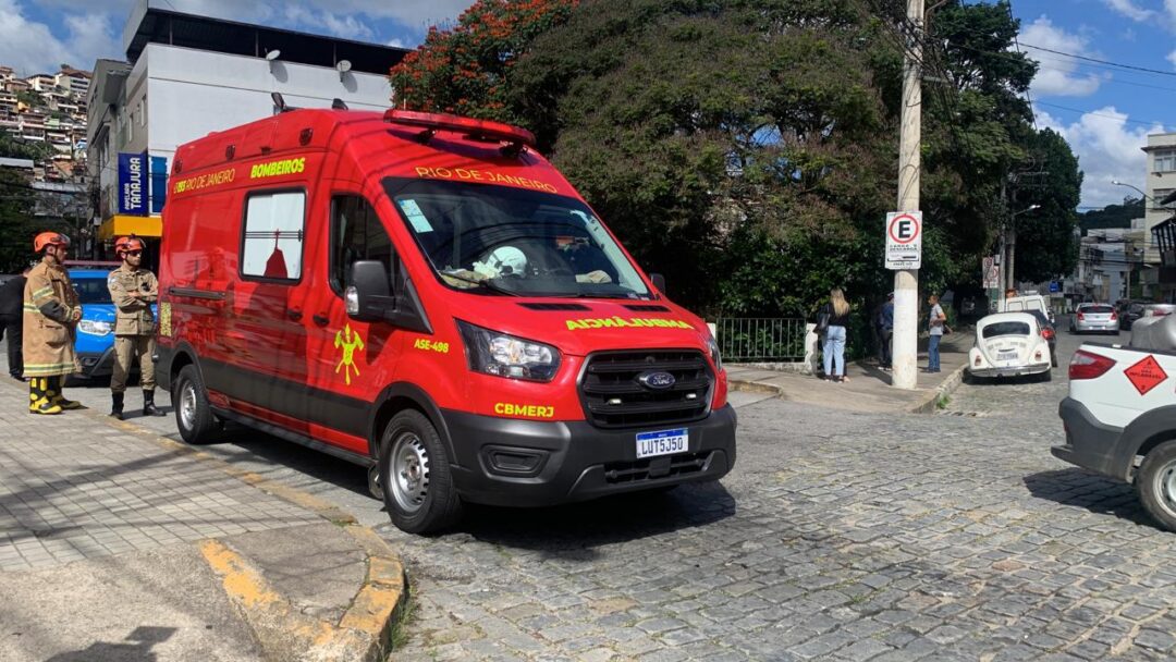 Corpo de Bombeiros resgata homem que estava se afogando no rio, no Centro de Nova Friburgo