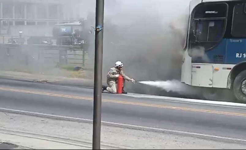 Ônibus da 1001 pega fogo em Conselheiro Paulino, Nova Friburgo