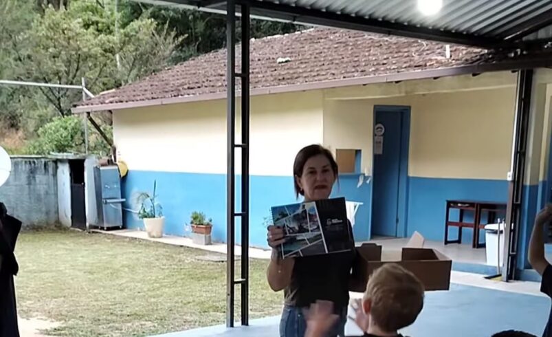 Em ano eleitoral, prefeito de Nova Friburgo compartilha vídeo de crianças agradecendo por uniformes e material escolar