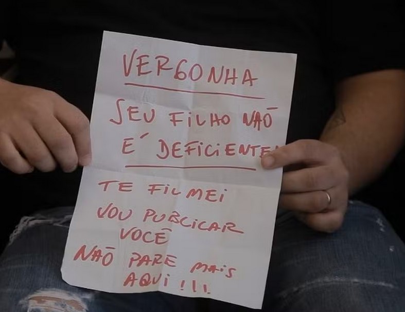 Mãe de autista é ameaçada em Nova Friburgo por estacionar em vaga para pessoas com deficiência