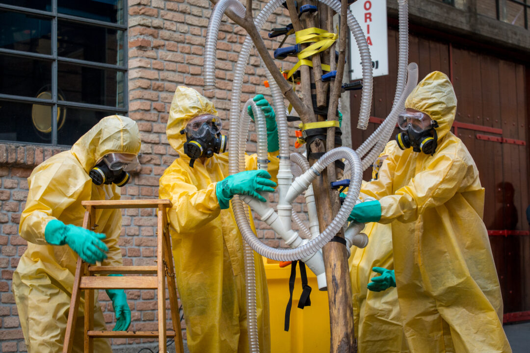 Performance futurista em Nova Friburgo alerta para o colapso ambiental