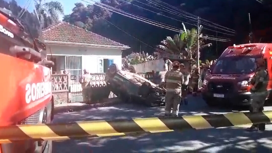 Carro capota e atinge garagem em distrito de Nova Friburgo