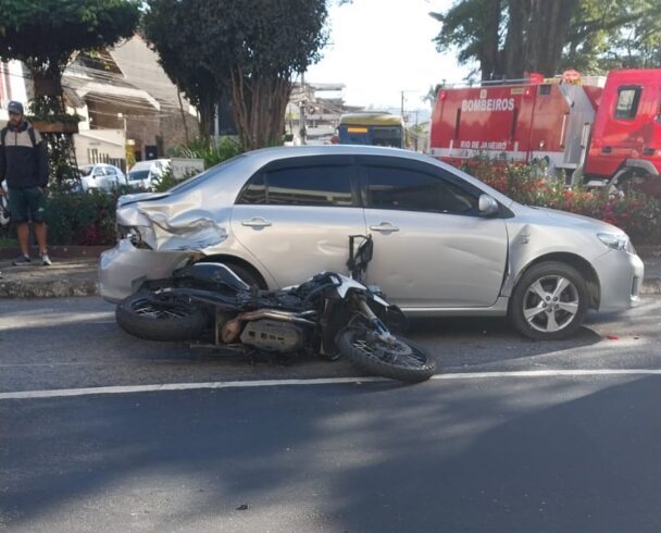 Moto colide contra dois carros, no Centro de Nova Friburgo