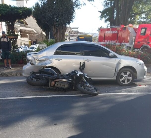 Moto colide contra dois carros, no Centro de Nova Friburgo