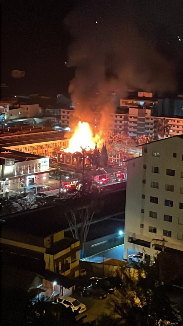 Incêndio de grande proporção destrói casarão na Arp na madrugada deste sábado