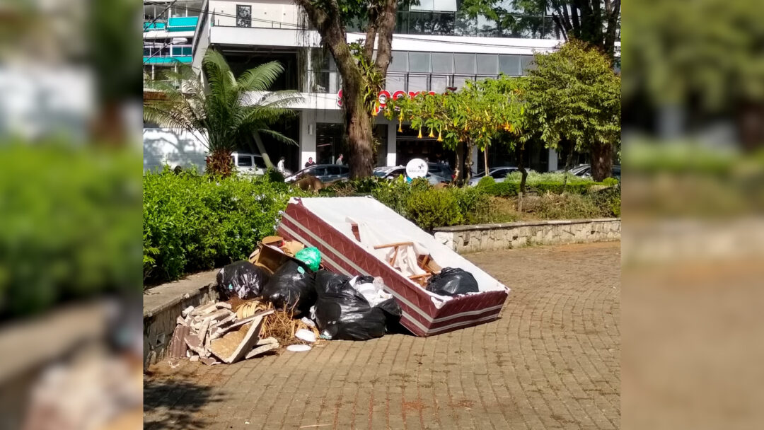 Descarte de entulho em locais inadequados: uma prática que polui e enfeia Nova Friburgo