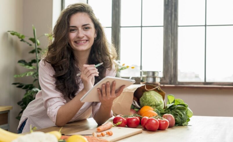 O papel da nutrição na prevenção e controle de doenças crônicas: alimentação saudável como pilar da longevidade e bem-estar 