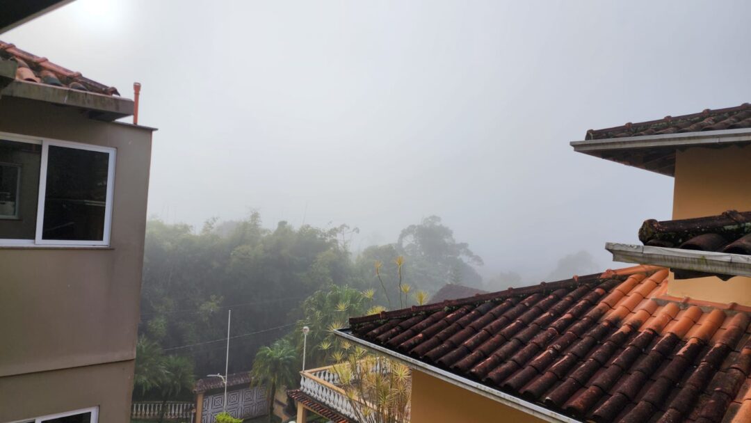 Nova Friburgo, a Suíça Brasileira, amanhece coberta por denso nevoeiro, fenômeno comum no inverno serrano