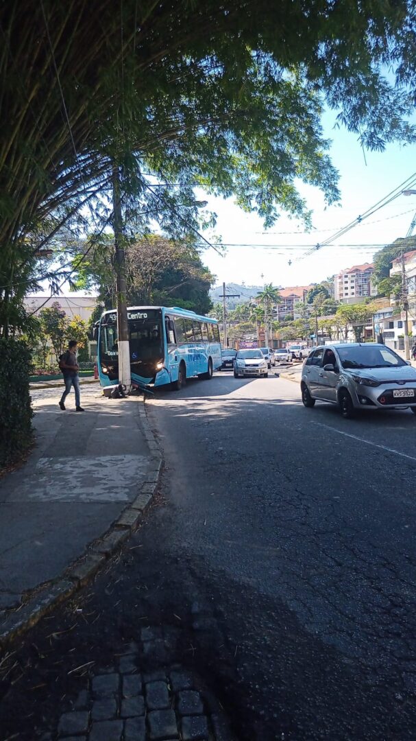 Ônibus da FAOL bate em poste em frente ao Nova Friburgo Country Clube