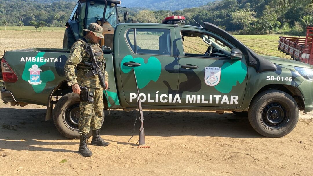 UPAm Três Picos apreende arma e munições após denúncia de caça em Cachoeiras de Macacu 