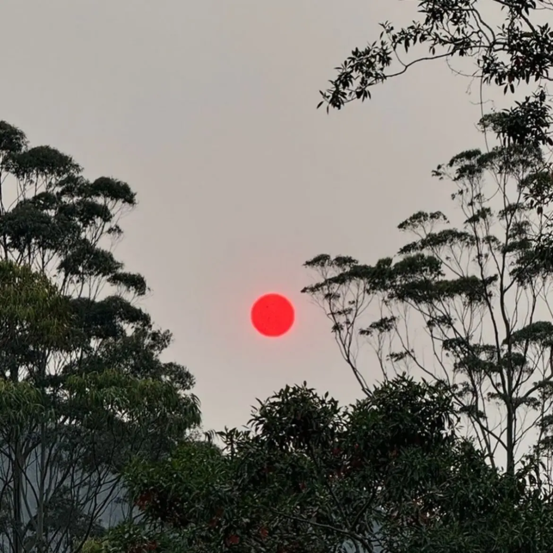 Sol vermelho chama atenção neste fim de semana em Nova Friburgo e levanta debates