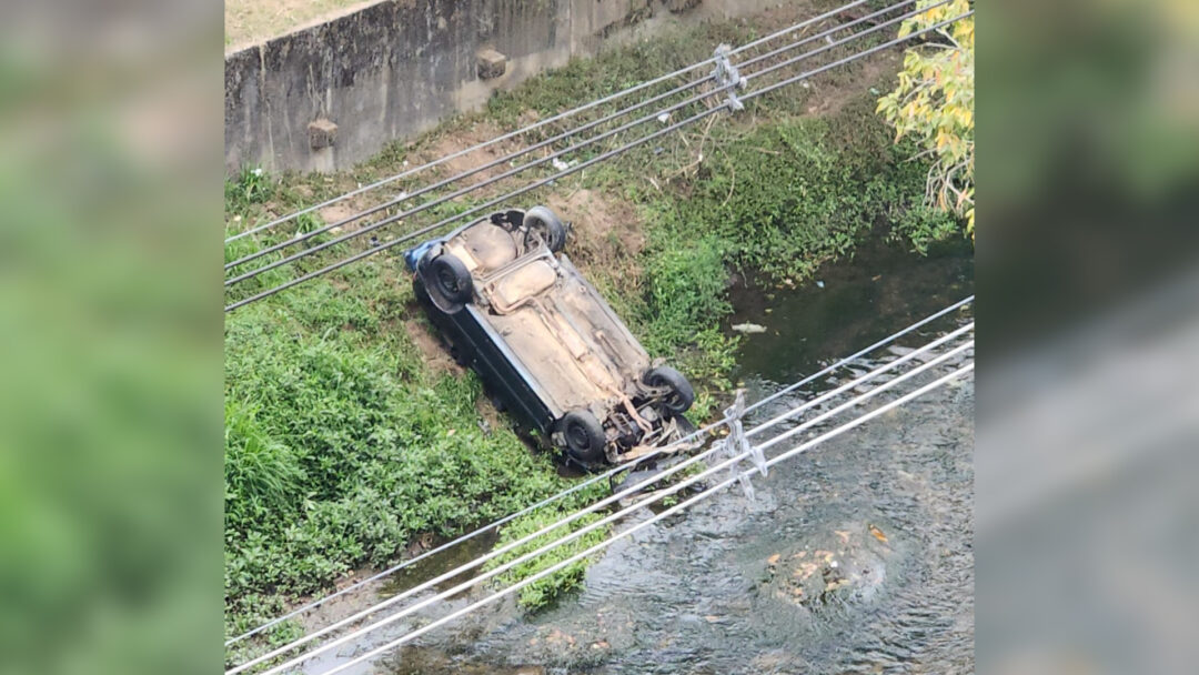 Susto na madrugada: Veículo cai em rio e passageiros são levados para Hospital Raul Sertã