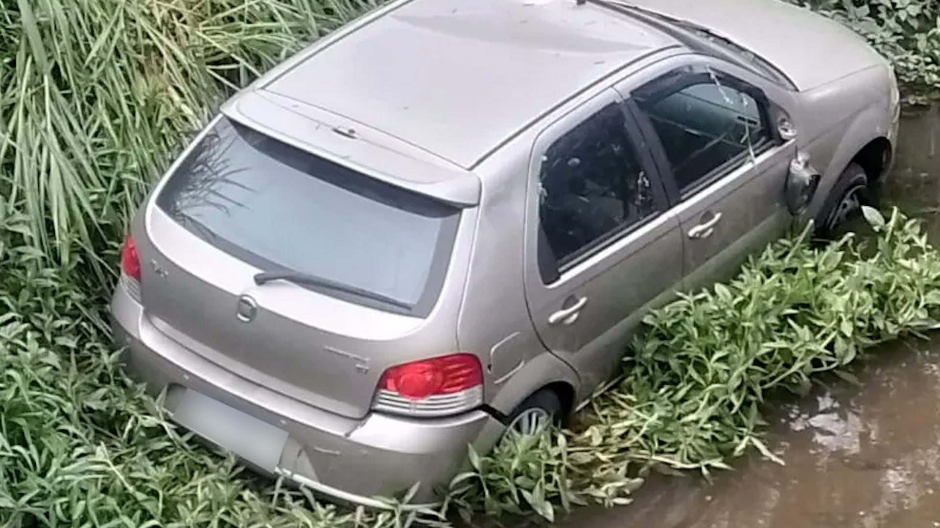 Motorista perde controle e veículo cai no rio