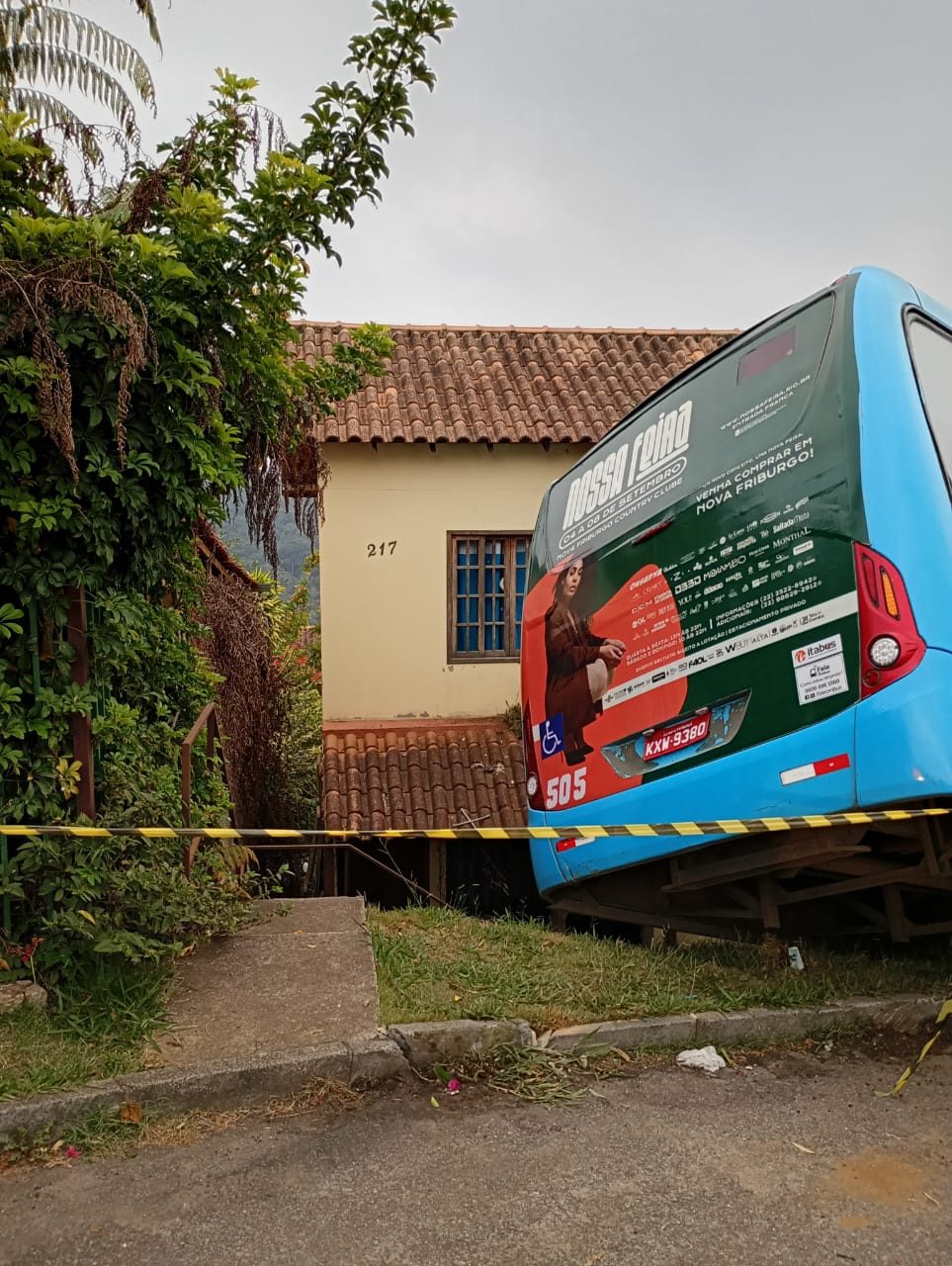 Acidente com ônibus atinge casa e deixa motorista ferido em Friburgo