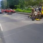 Bombeiros socorrem vítimas de acidente entre moto e ônibus