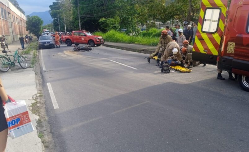 Bombeiros socorrem vítimas de acidente entre moto e ônibus