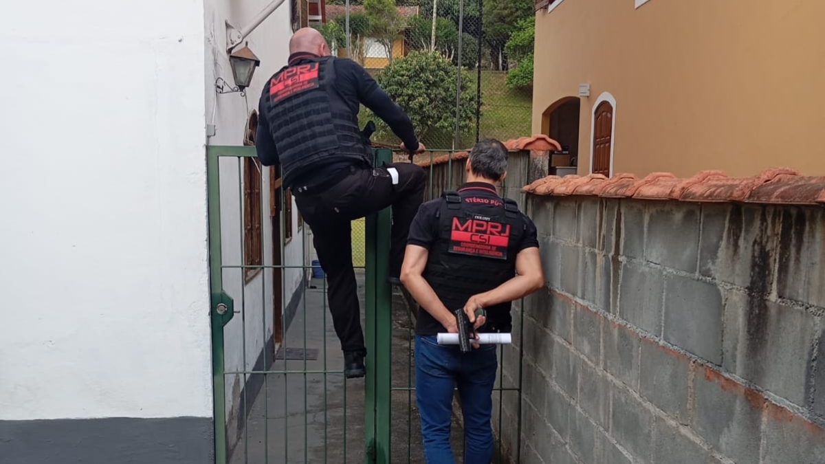 MPRJ cumpre mandados de busca e apreensão contra investigados por venda de licenças ambientais em Friburgo