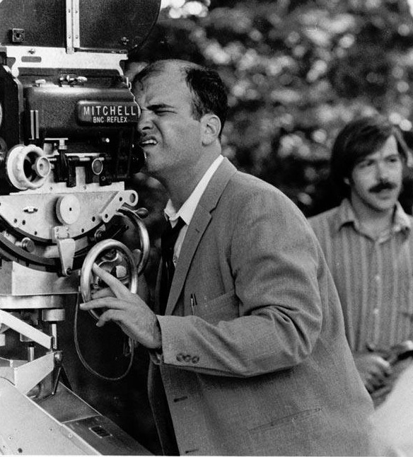 Terrence Malick conferindo o enquadramento no filme Terra de Ninguém.