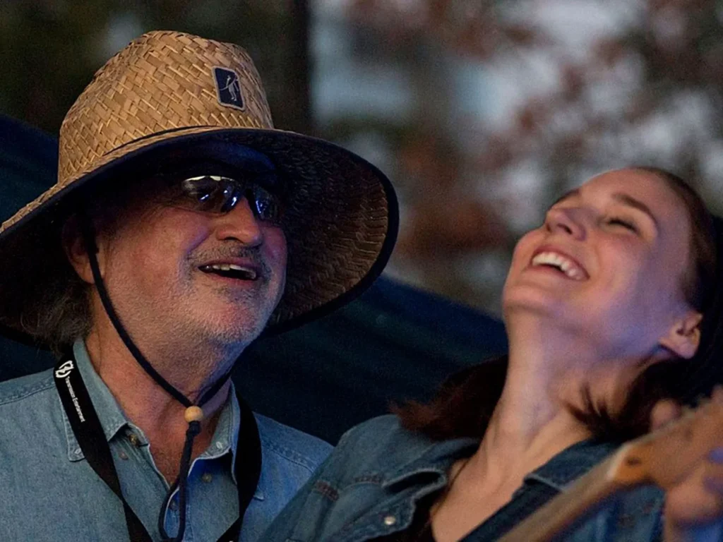 Terrence Malick e Natalie Portman se divertem no set.