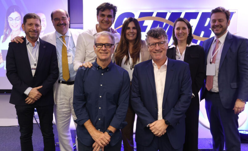 Bernardinho, Eduardo Parente, CEO da Yduqs (ambos em primeiro plano), Celso Niskier, Luiz Roberto Curi, Gabriel Chalita, Cláudia Romano, Marta Abramo e André Lemos Jorge (ao fundo)